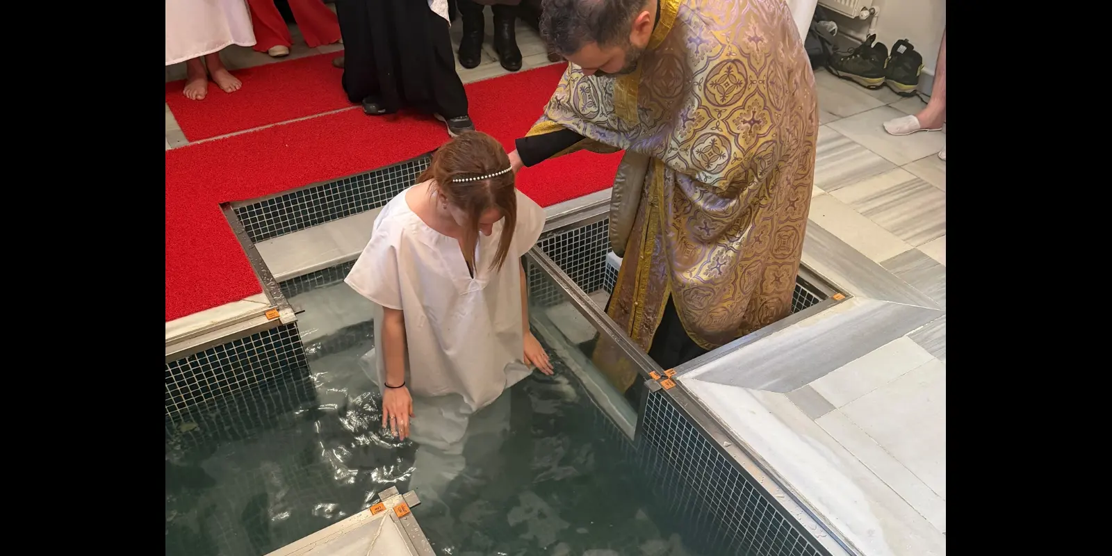 Μυστήριο βάπτισης σε ορθόδοξο ναό της Κωνσταντινούπολης με νεοφώτιστους πρώην μουσουλμάνους.