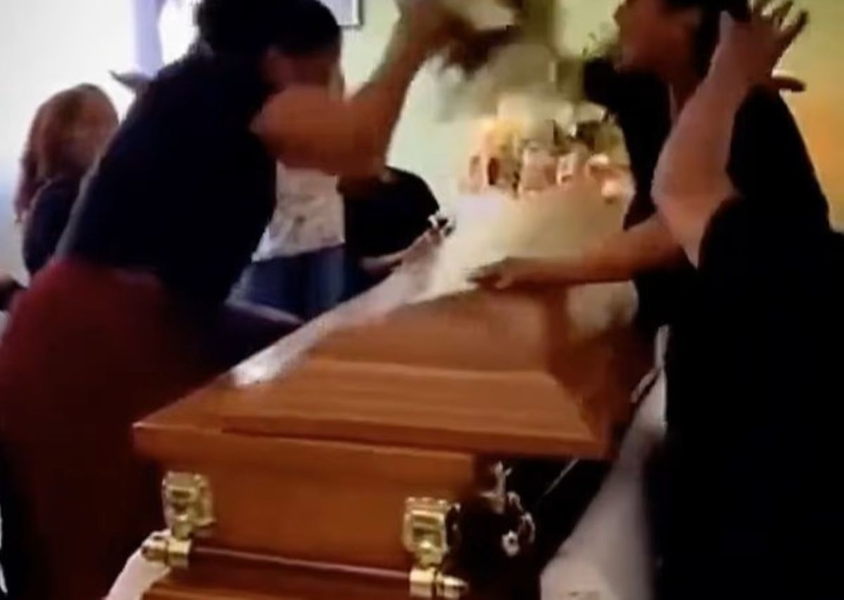 Στιγμιότυπο έντασης σε κηδεία με παρευρισκόμενους σε κατάσταση σοκ δίπλα στο φέρετρο