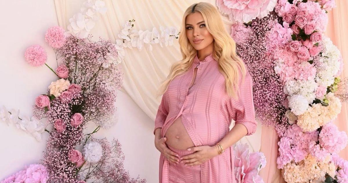 Η παρουσιάστρια Κατερίνα Καινούργιου χαμογελαστή σε πρόσφατη εμφάνιση πριν τη γέννα