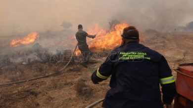 Ισχυρές δυνάμεις της Πυροσβεστικής επιχειρούν στη φωτιά στην Πάρνηθα σε δασική έκταση
