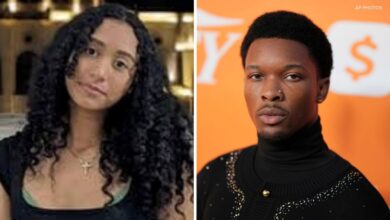 Ο τραγουδιστής D4vd σε πλάνο από μουσικό βίντεο κλιπ με σκοτεινή αισθητική.