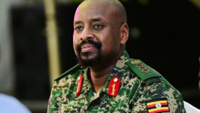 Ο αρχηγός των ενόπλων δυνάμεων της Ουγκάντα που ισχυρίζεται ότι έχει ελληνική καταγωγή