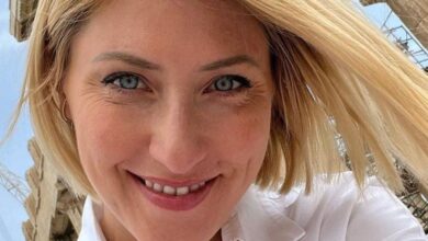 Η δημοσιογράφος Σία Κοσιώνη στο πλατό του κεντρικού δελτίου ειδήσεων του ΣΚΑΪ