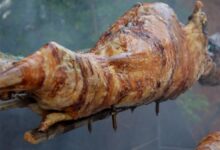 Παραδοσιακό σούβλισμα αρνιού στην ελληνική ύπαιθρο την Κυριακή του Πάσχα