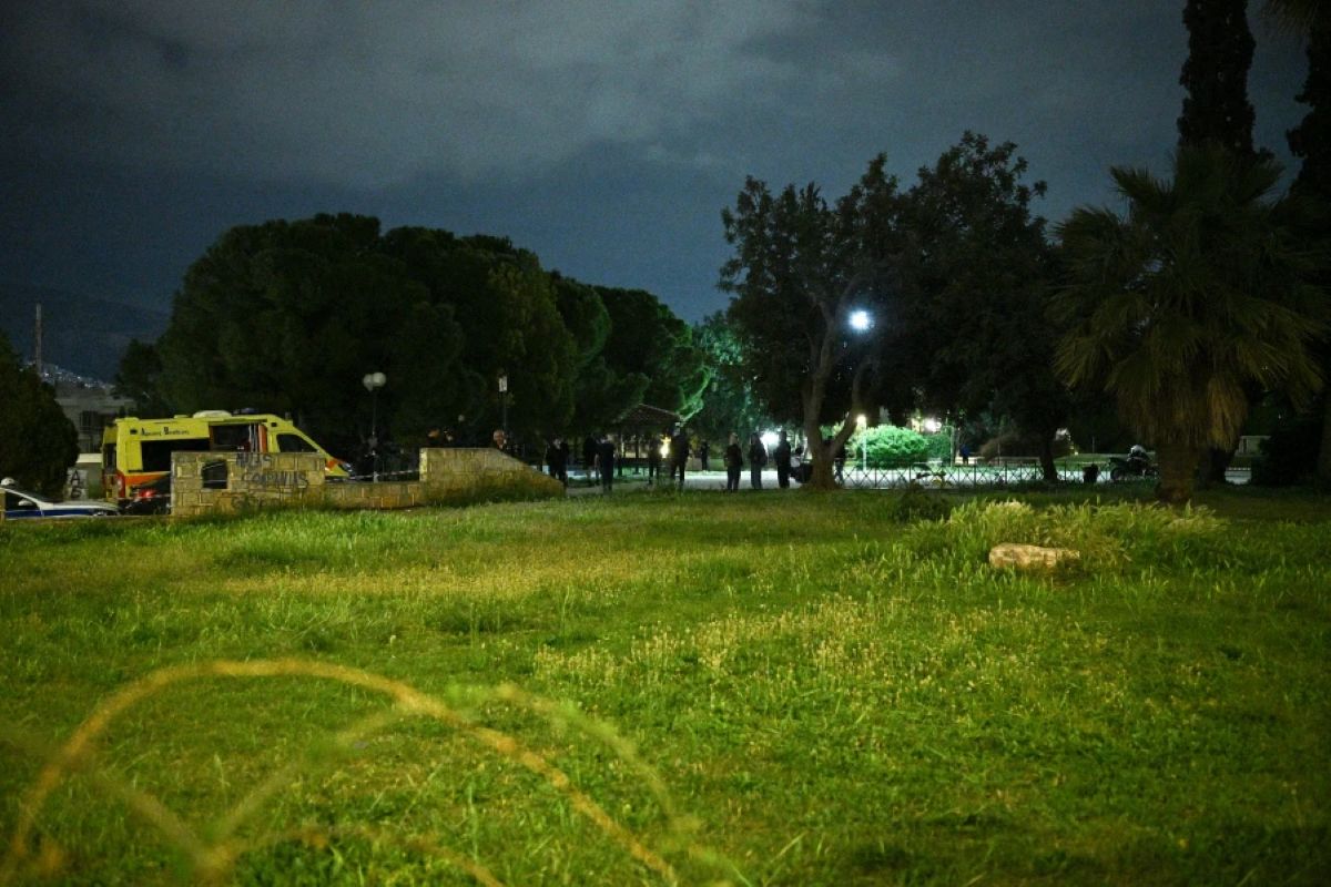 Αστυνομικές δυνάμεις και κορδέλες αποκλεισμού στον Άγιο Δημήτριο μετά τη δολοφονία 25χρονου