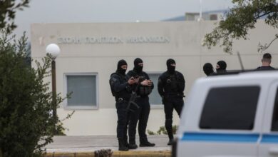 Περιπολικά της ΕΛ.ΑΣ. και αστυνομικοί στου Ζωγράφου μετά το επεισόδιο με πυροβολισμούς