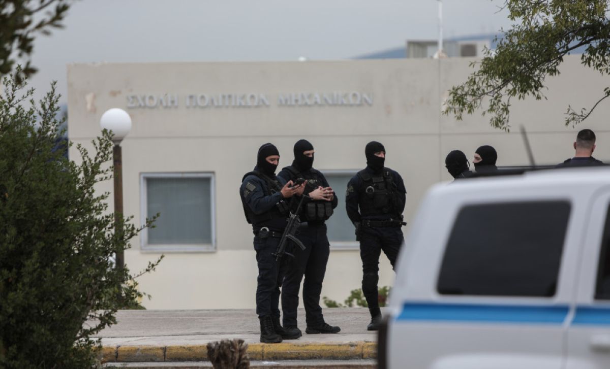 Περιπολικά της ΕΛ.ΑΣ. και αστυνομικοί στου Ζωγράφου μετά το επεισόδιο με πυροβολισμούς