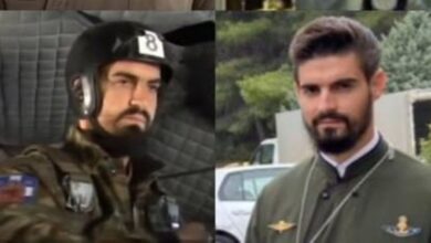 Ο Πάτερ Ευάγγελος Λιάπης με στολή παραλλαγής και αλεξίπτωτο πριν από άλμα