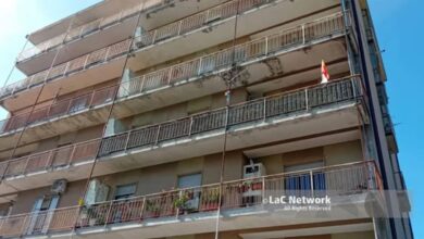 Περιπολικά και ασθενοφόρα έξω από πολυκατοικία στην Ιταλία μετά την πτώση της μητέρας με τα παιδιά της