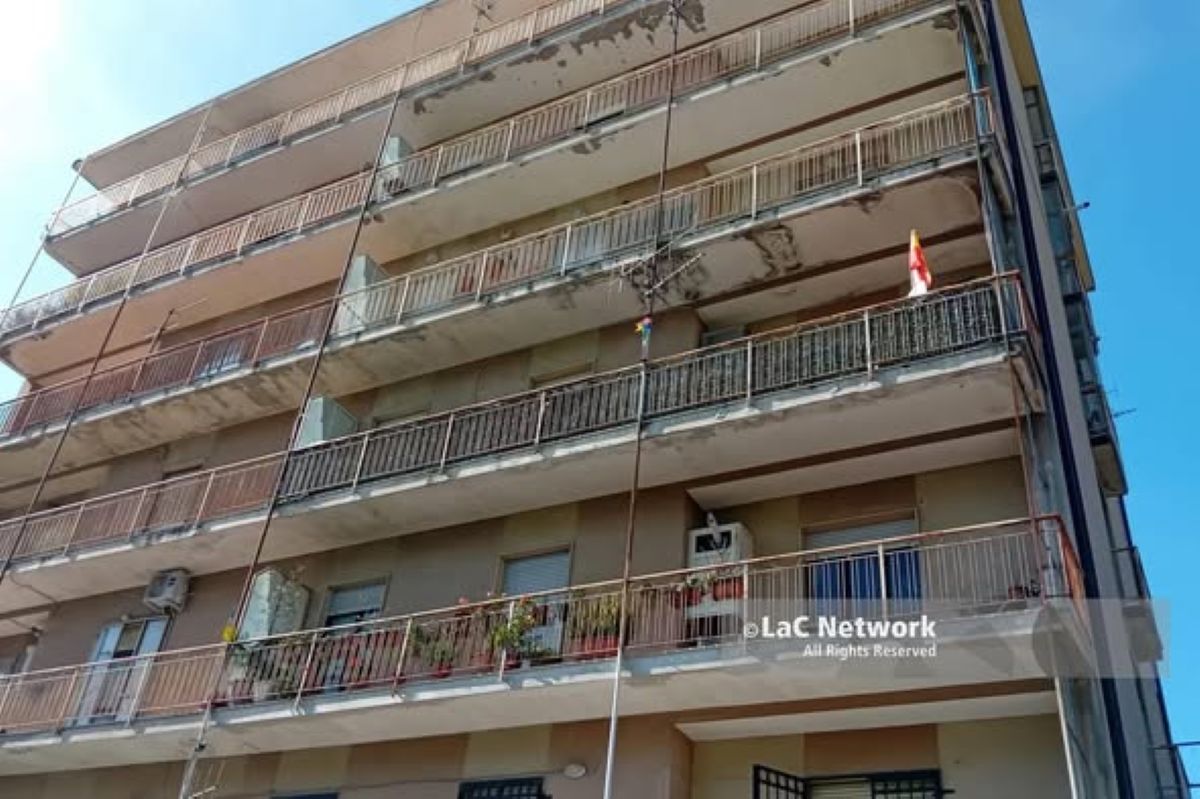 Περιπολικά και ασθενοφόρα έξω από πολυκατοικία στην Ιταλία μετά την πτώση της μητέρας με τα παιδιά της