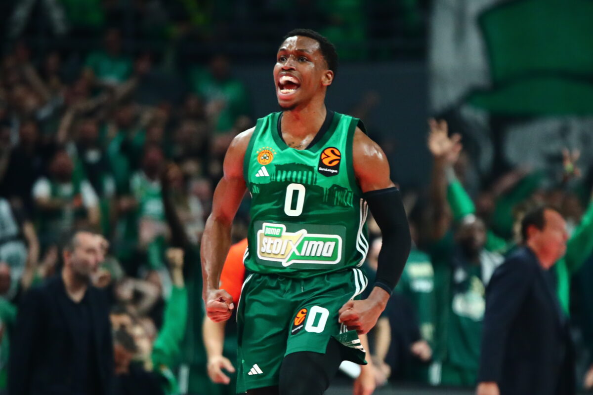 Ο Τζέιλεν Σορτς πανηγυρίζει καλάθι κόντρα στη Μονακό στο κατάμεστο T-Center – Νίκη πρόκριση για τον Παναθηναϊκό AKTOR.