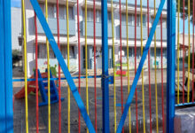 Κλειστή καγκελόπορτα σχολείου λόγω έντονων καιρικών φαινομένων και της κακοκαιρίας Erminio