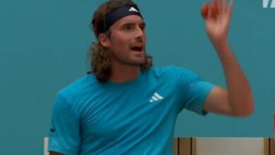 Ο Στέφανος Τσιτσιπάς με εκνευρισμό κατά τη διάρκεια του αγώνα του στο τουρνουά της Μαδρίτης