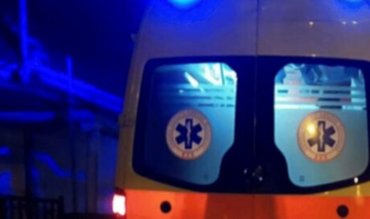 Περιπολικά της αστυνομίας και ασθενοφόρο του ΕΚΑΒ στον Άγιο Δημήτριο στο πάρκο Ασυρμάτου για τον εντοπισμό νεκρού άνδρα