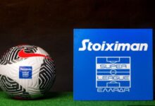 Οι παίκτες της ΑΕΚ πανηγυρίζουν τη νίκη επί του ΠΑΟΚ και την πρωτιά στη βαθμολογία της Super League