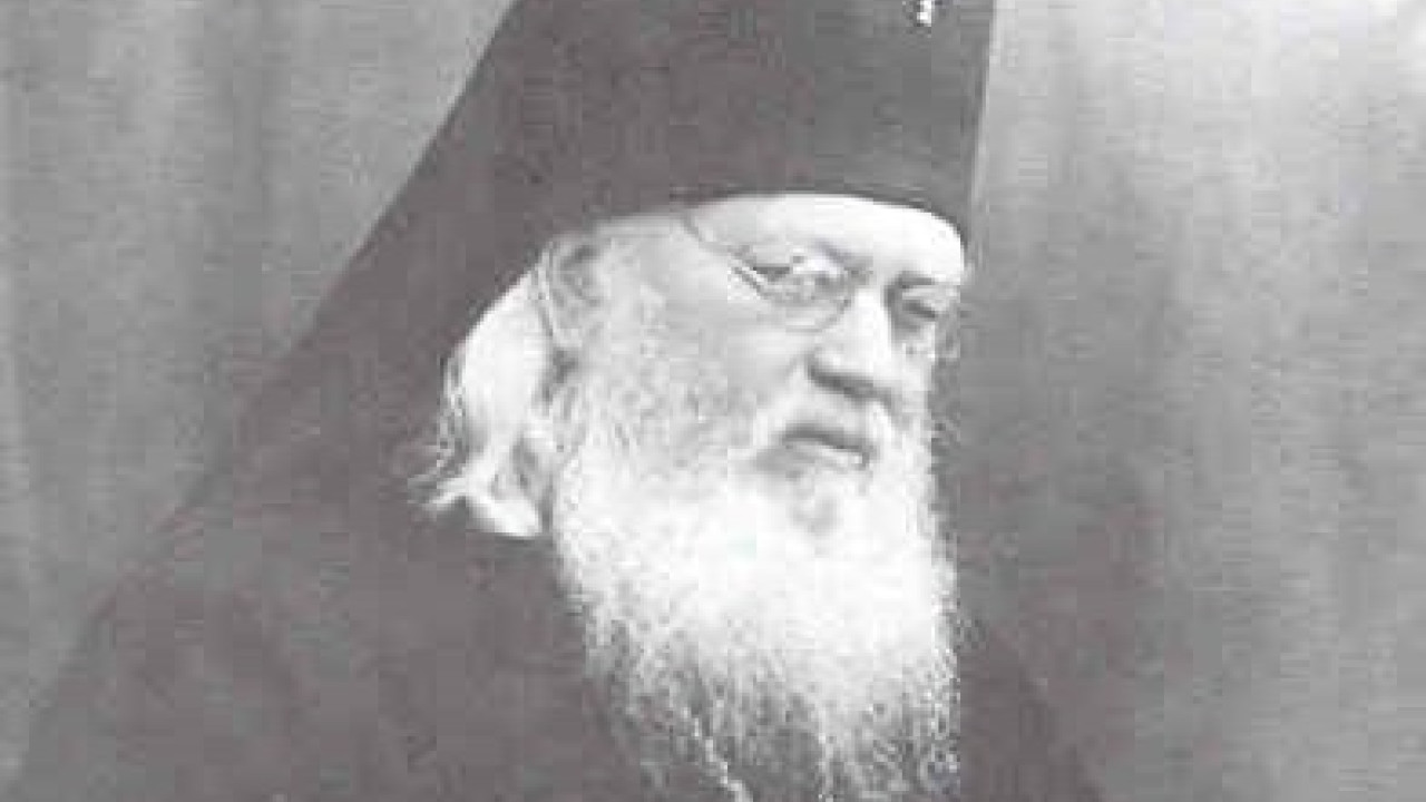 Ο Άγιος Λουκάς ο Ιατρός σε στιγμή βαθιάς προσευχής και κατάνυξης