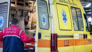 Περιπολικά της αστυνομίας και ασθενοφόρο έξω από πολυκατοικία στη Λάρισα όπου βρέθηκαν νεκρές δύο αδελφές