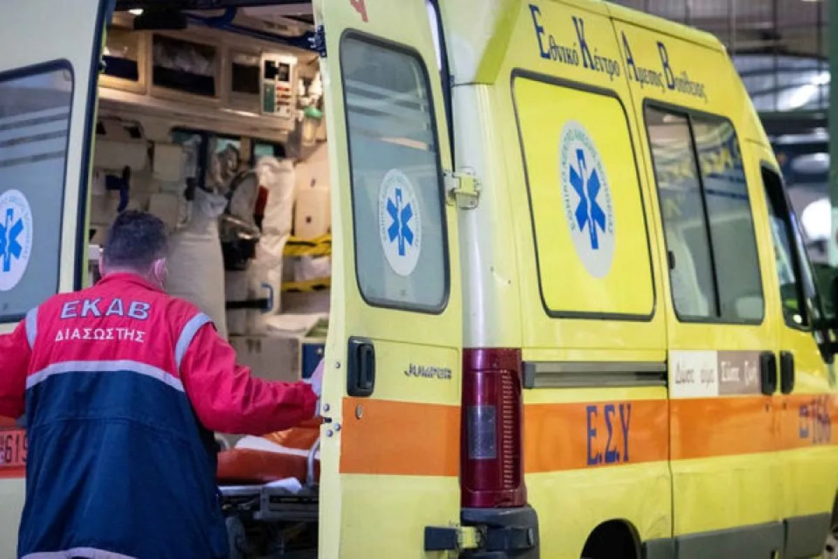 Περιπολικά της αστυνομίας και ασθενοφόρο έξω από πολυκατοικία στη Λάρισα όπου βρέθηκαν νεκρές δύο αδελφές