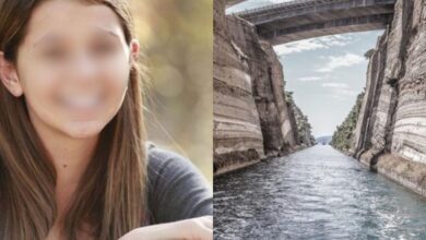 Άποψη του Ισθμού της Κορίνθου σε ασπρόμαυρο φόντο, συμβολίζοντας την τραγωδία της 17χρονης και την ψυχική οδύνη