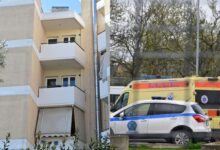 Περιπολικά της ΕΛ.ΑΣ. έξω από την πολυκατοικία στο Μαρούσι όπου σημειώθηκε η διπλή πτώση της 27χρονης