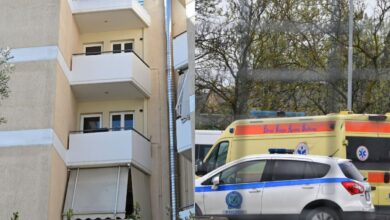 Περιπολικά της ΕΛ.ΑΣ. έξω από την πολυκατοικία στο Μαρούσι όπου σημειώθηκε η διπλή πτώση της 27χρονης