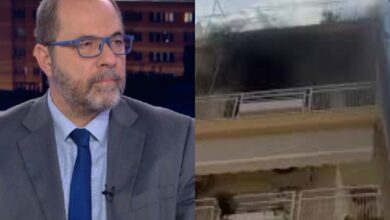 Πυροσβεστικά οχήματα και επιχείρηση κατάσβεσης σε πολυκατοικία στην Πάτρα μετά από φονική πυρκαγιά