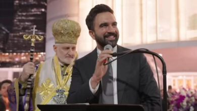 Ο Δήμαρχος Νέας Υόρκης Ζοχράν Μαμντάνι με τον Αρχιεπίσκοπο Ελπιδοφόρο στον Άγιο Νικόλαο