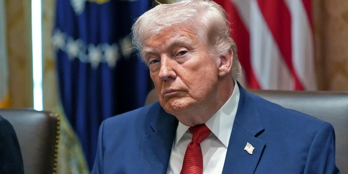 Ο Ντόναλντ Τραμπ κατά τη διάρκεια επίσημης ομιλίας για τις σχέσεις ΗΠΑ και Ιράν.