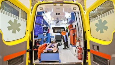 Ασθενοφόρο του ΕΚΑΒ με φόντο την πόλη των Τρικάλων σε κλίμα πένθους.