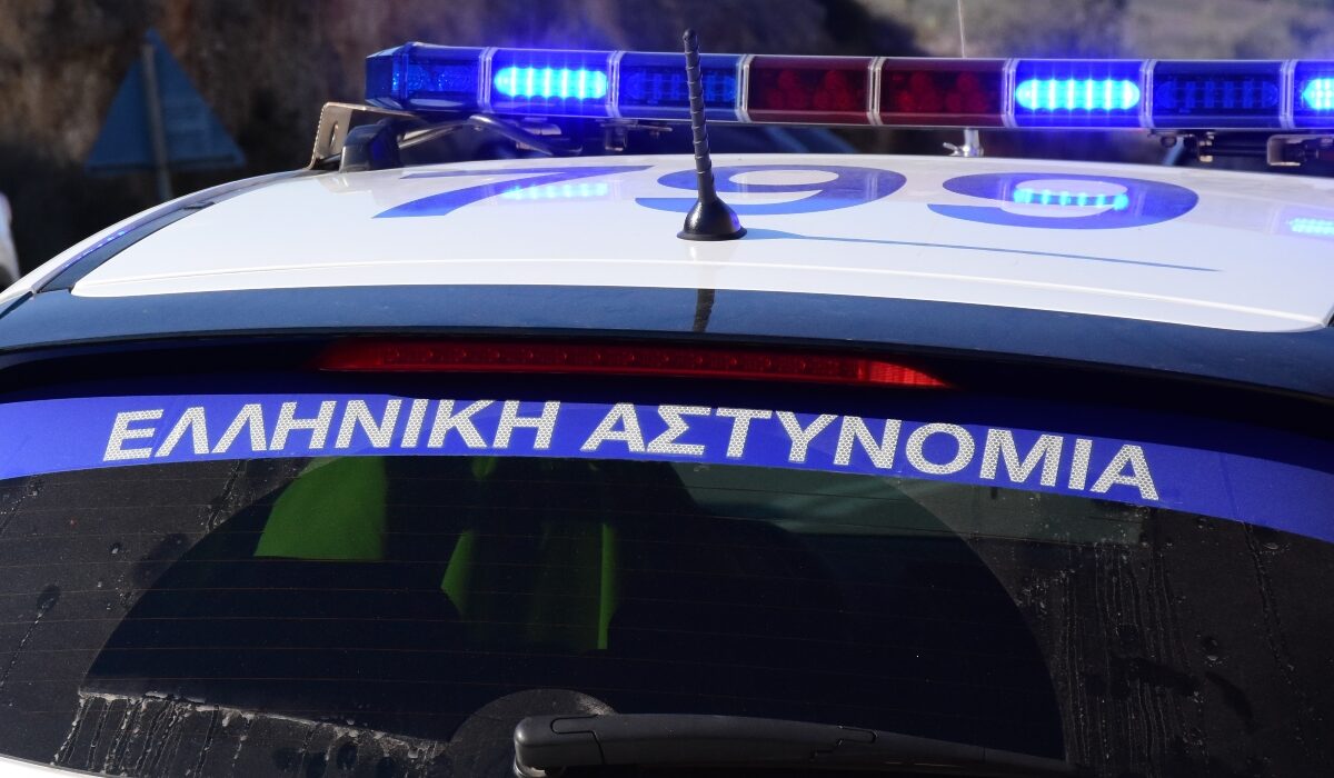 Αστυνομικός έλεγχος και περιπολικό της ΕΛ.ΑΣ τη νύχτα στο κέντρο της Αθήνας.