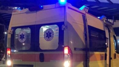 Αστυνομικό όχημα και ασθενοφόρο σε χωριό της Μαγνησίας μετά από τραγικό περιστατικό.