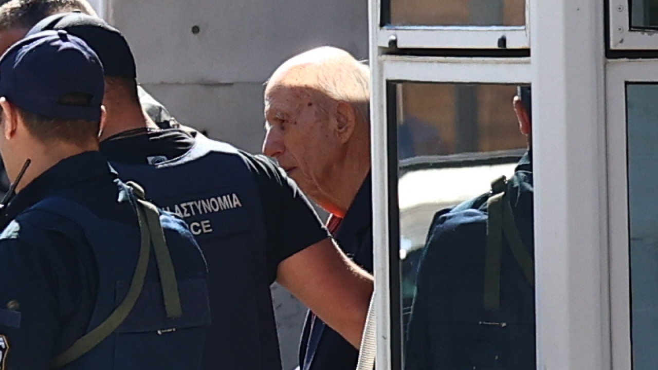 Ο 89χρονος κατηγορούμενος για τους πυροβολισμούς σε ΕΦΚΑ και Πρωτοδικείο κατά τη μεταγωγή του
