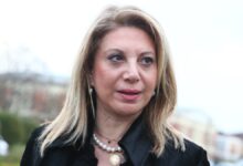 Η Μαρία Καρυστιανού κατά την ανακοίνωση της ίδρυσης του νέου πολιτικού κόμματος με τίτλο «Ελπίδα»