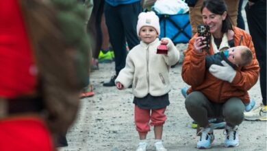 Η influencer Κέλι Χόπτον-Τζόουνς σε ανάρτηση για το ατύχημα του γιου της με αυτοκίνητο