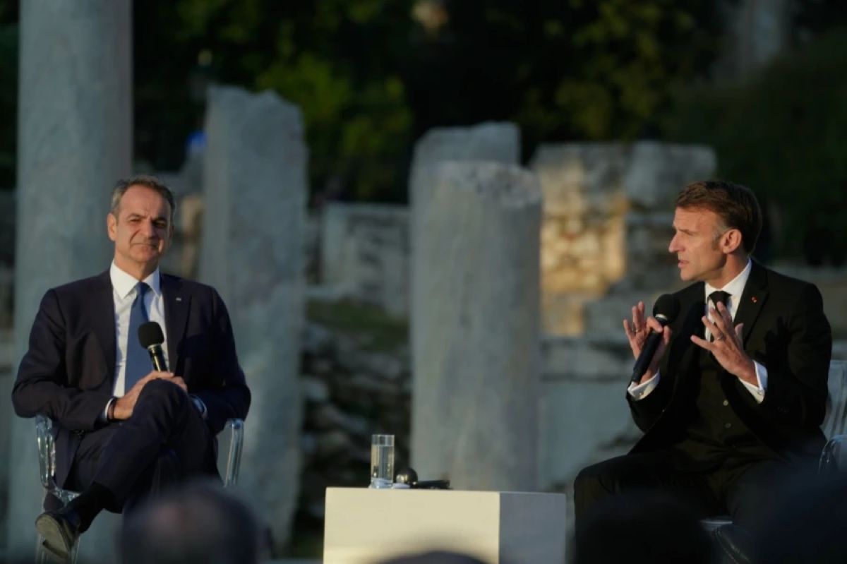 Ο Εμανουέλ Μακρόν και ο Κυριάκος Μητσοτάκης σε συνομιλία στη Ρωμαϊκή Αγορά