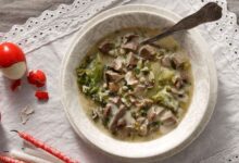 αραδοσιακή μαγειρίτσα στο πασχαλινό τραπέζι με κόκκινα αυγά