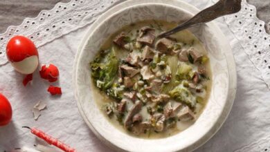 αραδοσιακή μαγειρίτσα στο πασχαλινό τραπέζι με κόκκινα αυγά