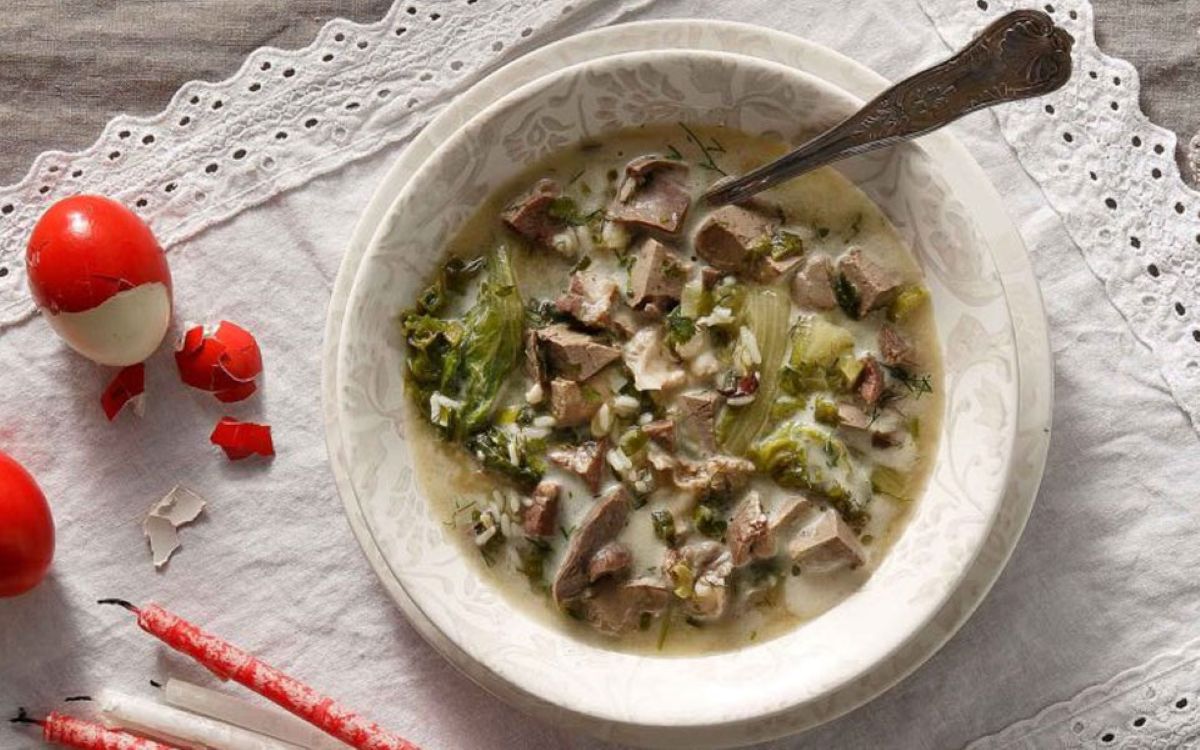 αραδοσιακή μαγειρίτσα στο πασχαλινό τραπέζι με κόκκινα αυγά