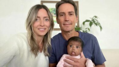 Ένα ζευγάρι λευκών στη Φλόριντα που κρατά το μωρό του, το οποίο γεννήθηκε με διαφορετικά φυλετικά χαρακτηριστικά μετά από λάθος σε κλινική εξωσωματικής