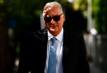 Ο ευρωβουλευτής Μανώλης Κεφαλογιάννης σε στιγμή θλίψης για την απώλεια της μητέρας του