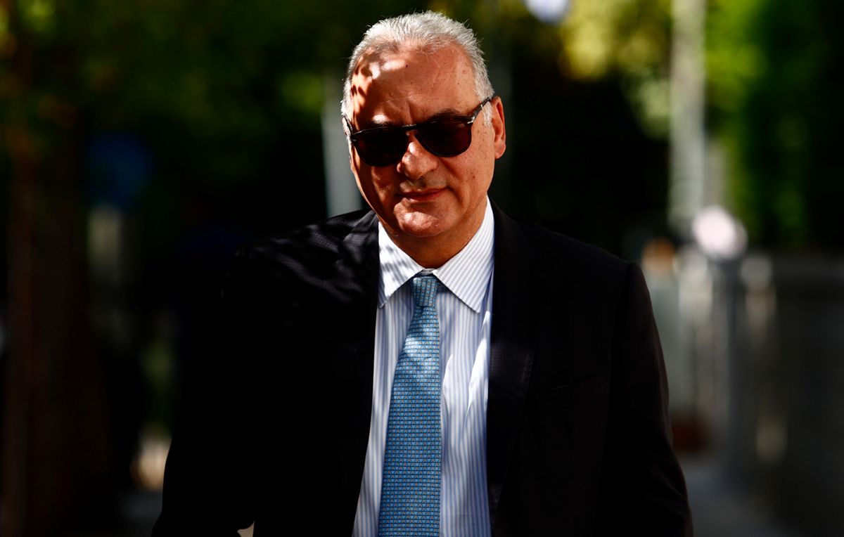 Ο ευρωβουλευτής Μανώλης Κεφαλογιάννης σε στιγμή θλίψης για την απώλεια της μητέρας του