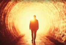 Συμβολική απεικόνιση ενός ανθρώπου που βλέπει φως και οράματα πριν τον θάνατο