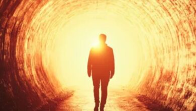 Συμβολική απεικόνιση ενός ανθρώπου που βλέπει φως και οράματα πριν τον θάνατο