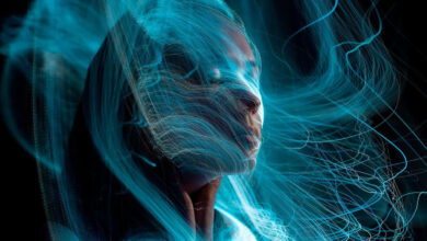 Μια γυναίκα που κοιμάται γαλήνια, αναρωτώμενη ποια μέρα της εβδομάδας βγαίνουν αληθινά τα όνειρα που βλέπει