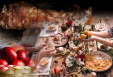 Παραδοσιακό πασχαλινό τραπέζι με αρνί στη σούβλα και κόκκινα αυγά.