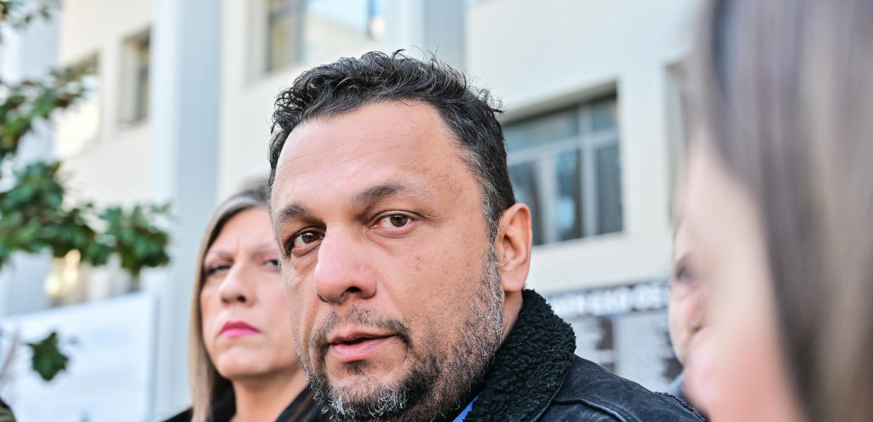 Ο Πάνος Ρούτσι αποχωρεί με αναπηρικό αμαξίδιο από τη δικαστική αίθουσα στη δίκη για τα Τέμπη