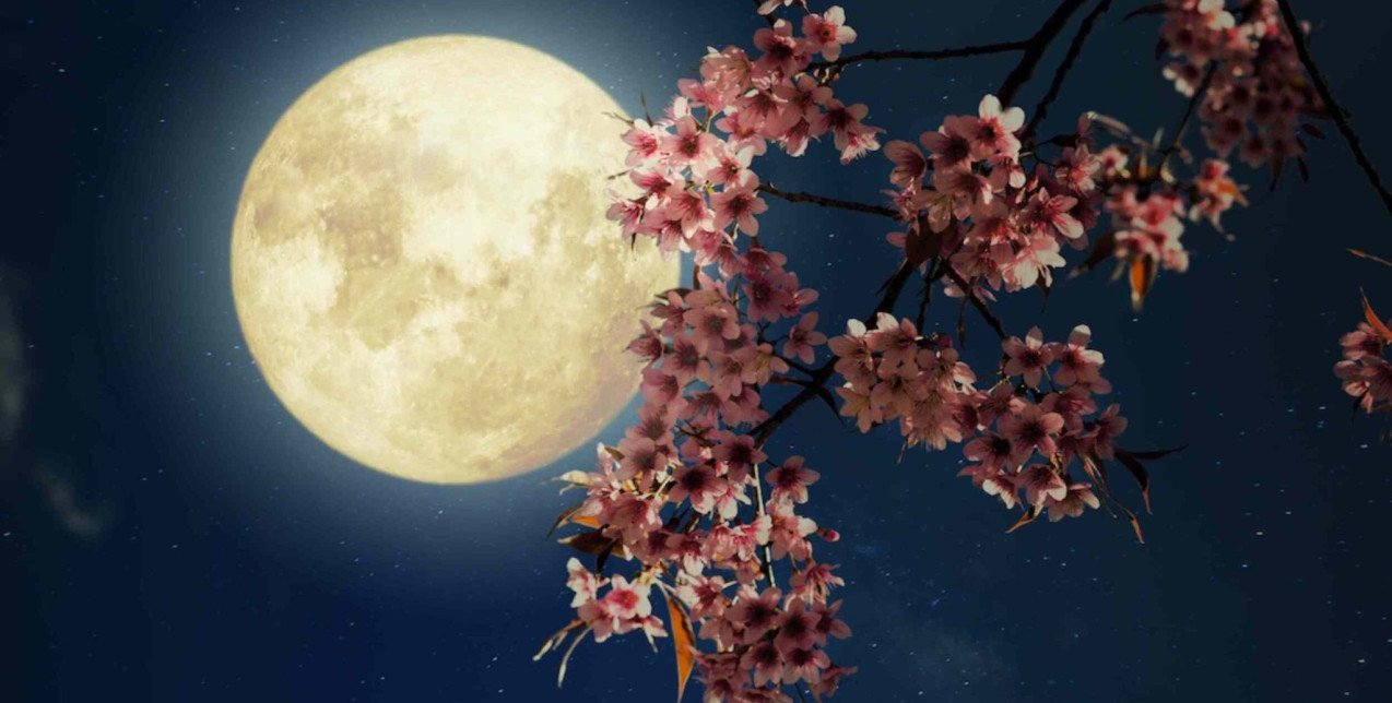 Μια εντυπωσιακή πανσέληνος στον νυχτερινό ουρανό που συμβολίζει τις ερωτικές εξελίξεις για τα ζώδια