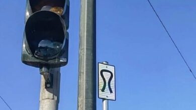 Η νέα περίεργη πινακίδα σε σχήμα πέταλου στη Λεωφόρο Βασιλίσσης Αμαλίας στην Αθήνα