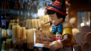 Ο Πινόκιο την Πρωταπριλιά με αστεία και πειράγματα, συμβολίζοντας το παραδοσιακό έθιμο με τα ψέματα