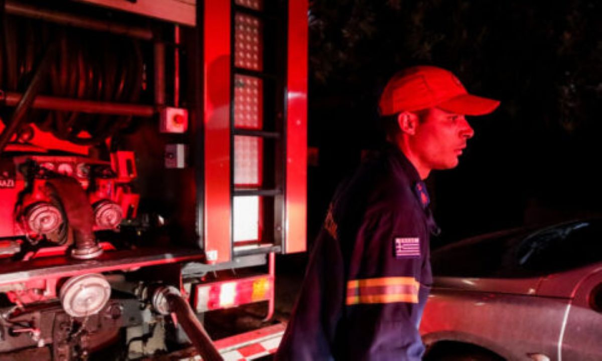 Συντρίμμια από την κατάρρευση σπιτιού στη Χαλκίδα και δυνάμεις της Πυροσβεστικής στο σημείο